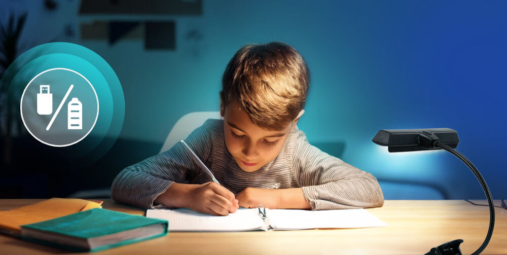 Lampka LED do pulpitu MUSICMATE MM-A85 PureLight
wygodne zasilanie, podwójne źródło zasilania, 3x baterie AA, dołączony do zestawu kabel USB-A / microUSB,
chłopiec przy biurku piszący w zeszycie, koło z ikonami USB-A / baterii
