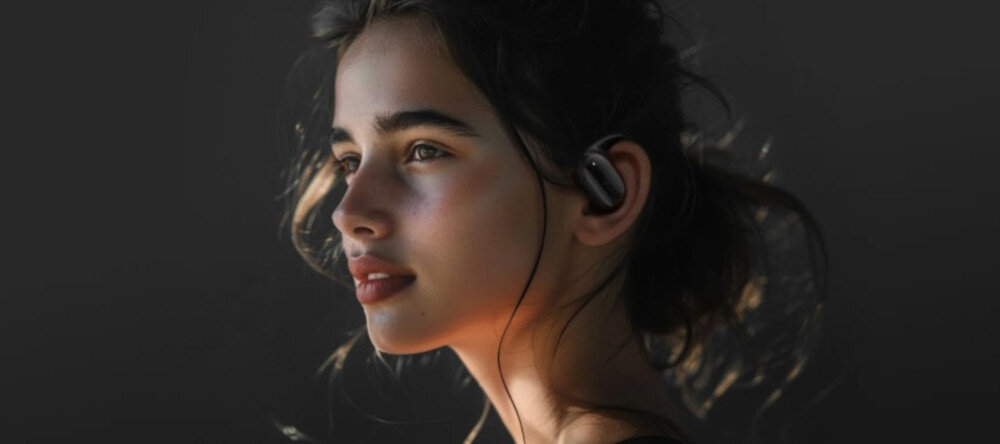 Słuchawki powietrzne QCY T30 Crossky GTR2 komfort i wygoda noszenia,, osoba z założonymi słuchawkami powietrznymi na czarnym tle