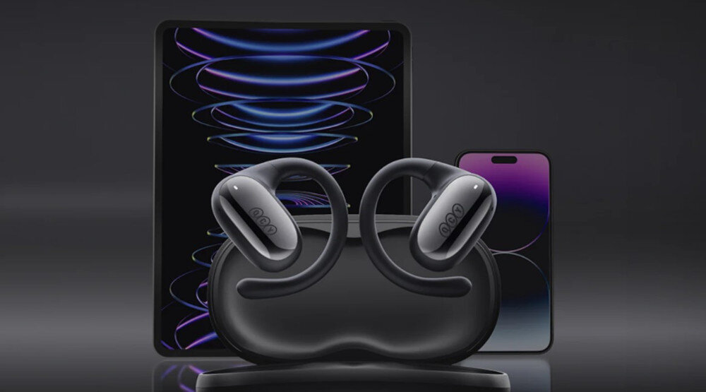 Słuchawki powietrzne QCY T30 Crossky GTR2 multipoint połączenie dwóch urządzeń, słuchawki z etui ladującym, tabletem oraz smartfonem na czarnym tle