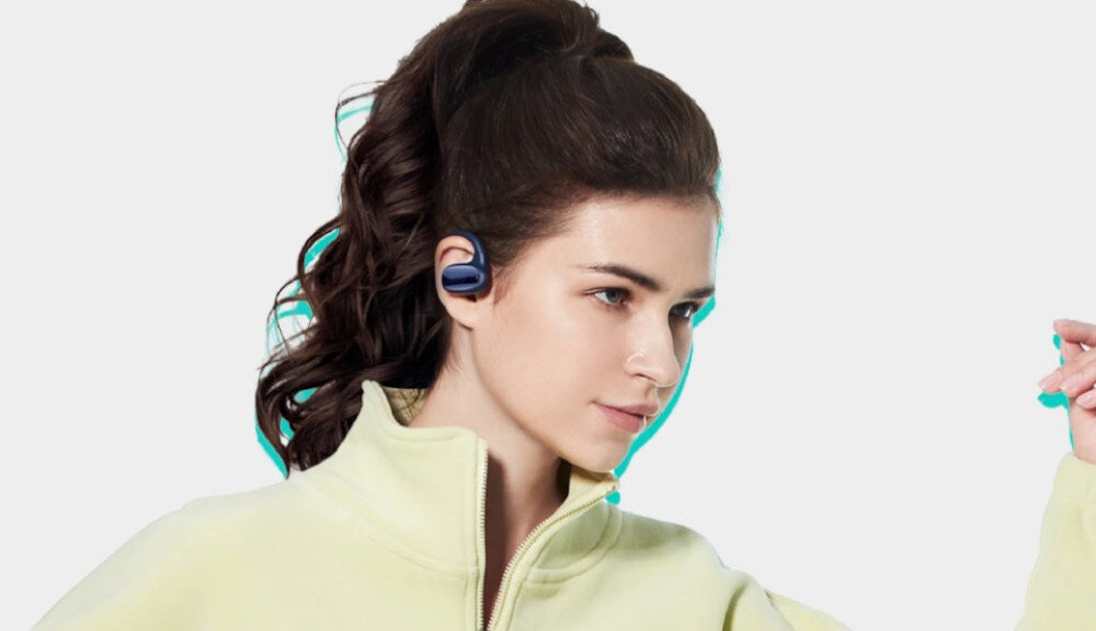 Słuchawki powietrzne QCY T30 Crossky GTR2 technologia Bass Boost 2.0 i przetworniki 14.8 mm, osoba z założonymi słuchawkami na białym tle