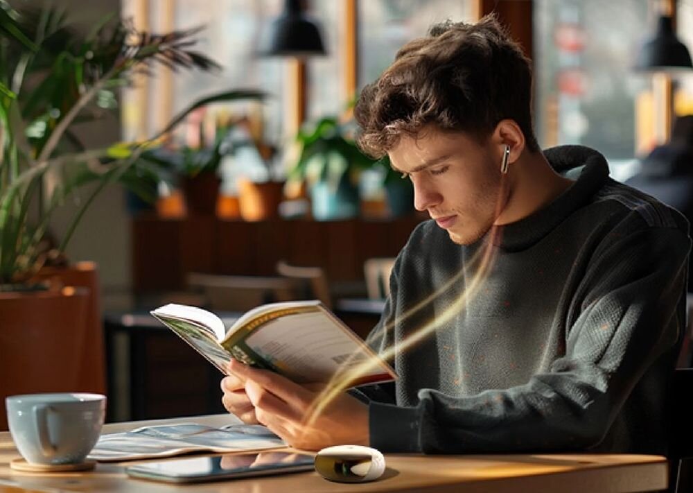 Słuchawki dokanalowe QCY HT08 MeloBuds Pro ANC Hi-Res Audio LDAC 3x więcej detali, osoba z założonymi słuchawkami siedząca przy stole