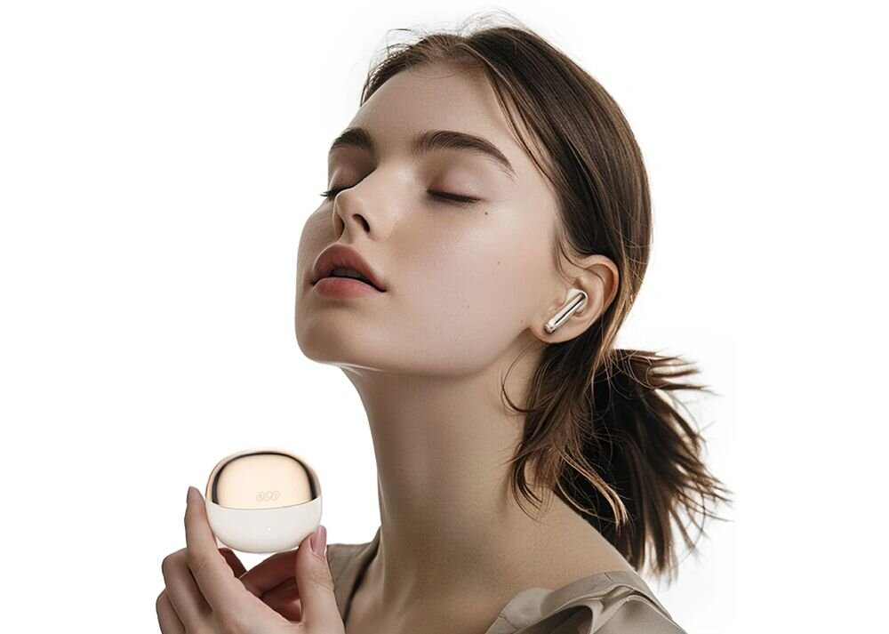 Słuchawki dokanalowe QCY HT08 MeloBuds Pro ANC redukcja hałasu 46 dB 20-2500 Hz, osoba z założonymi słuchawkami z etui w ręku