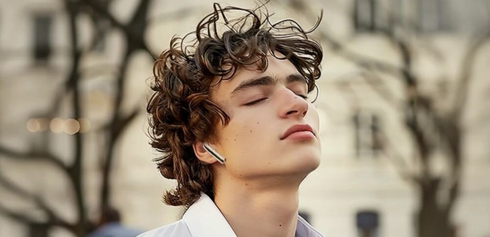 Słuchawki dokanalowe QCY HT08 MeloBuds Pro ANC ergonomiczna konstrukcja stabilne dopasowanie lekka budowa, osoba z założonymi słuchawkami