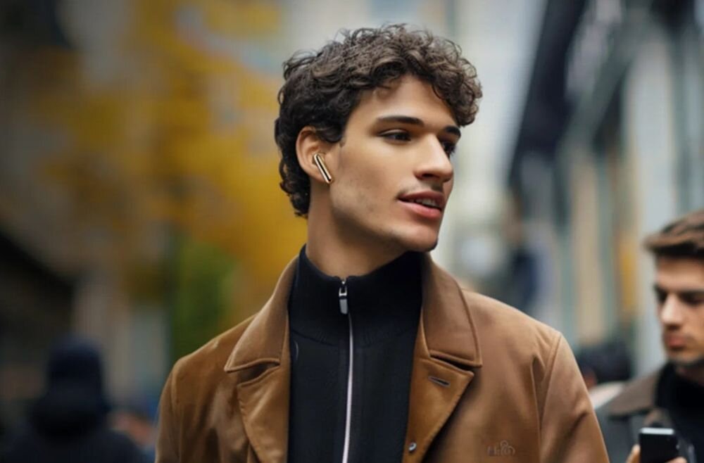 Słuchawki dokanalowe QCY HT08 MeloBuds Pro ANC tryb transparentny kontakt z otoczeniem, osoba z założonymi słuchawkami