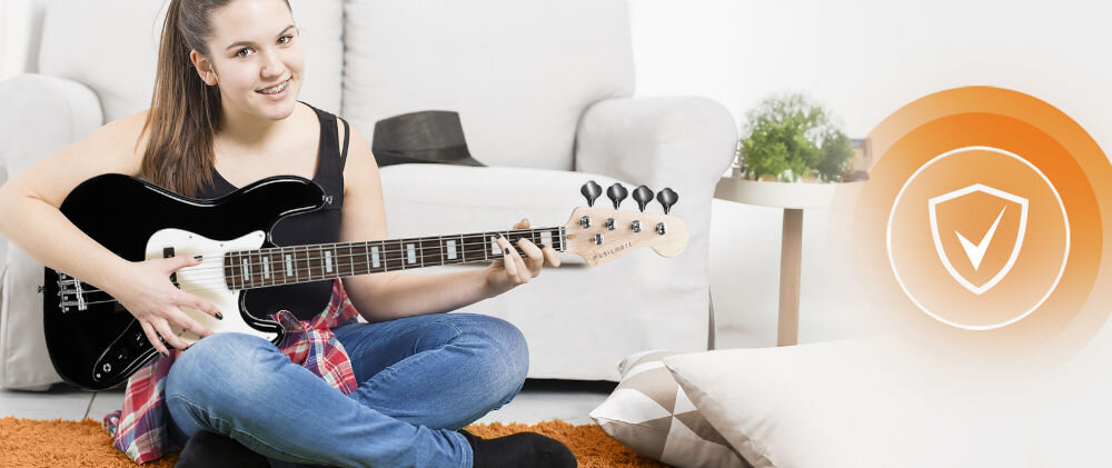Gitara elektryczna basowa MUSICMATE MM-G175-B BassPulse Czarny
gotowa do gry, klasyczne gniazdo jack 6,3 mm, w zestawie kabel gitarowy jack 6,3 mm / jack 6,3 mm oraz kluczyk do regulacji,
kobieta grająca na gitarze w pokoju