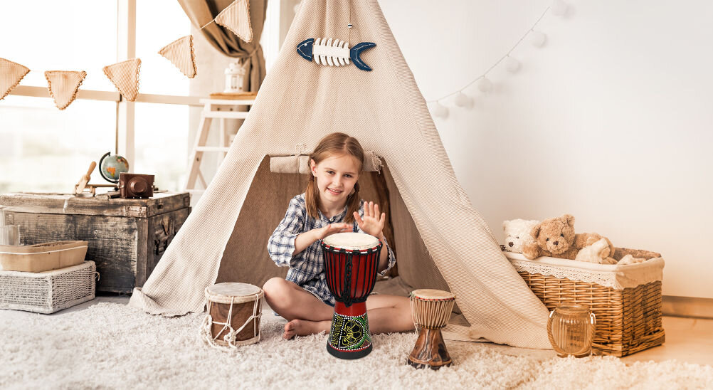 Bęben Djembe MUSICMATE MM-DRM50 ShelfSound tradycja afrykańskiego djembe solidne wykonanie naturalna membrana z koziej skóry korpus z drewna mahoniowego
trzy charakterystyczne dźwięki bas ton slap ręcznie malowane zdobienia w wielokolorowych wzorach