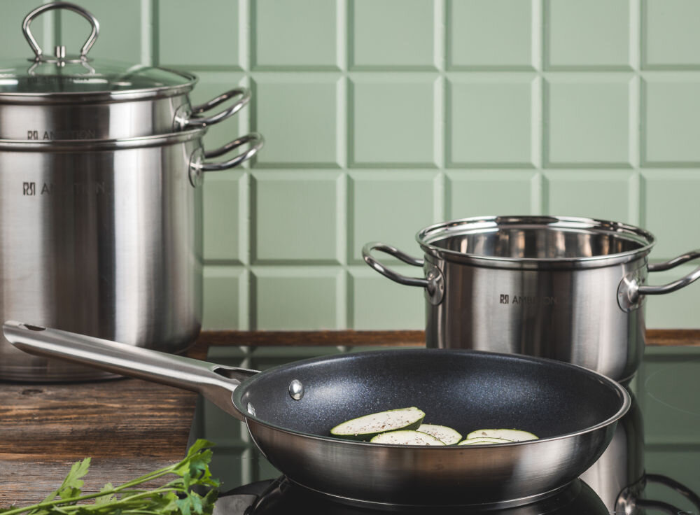 Garnek AMBITION Acero 60816 8.4 L proste kuchnia patelnia na płycie warzywa na patelni garnki różne wielkości pokrywki uchwyty utrzymanie garnka w czystości możliwość mycia w zmywarce stal nierdzewna wysoka odporność na odbarwienia i zarysowania ułatwia usuwanie zabrudzeń estetyczny wygląd praktyczny element