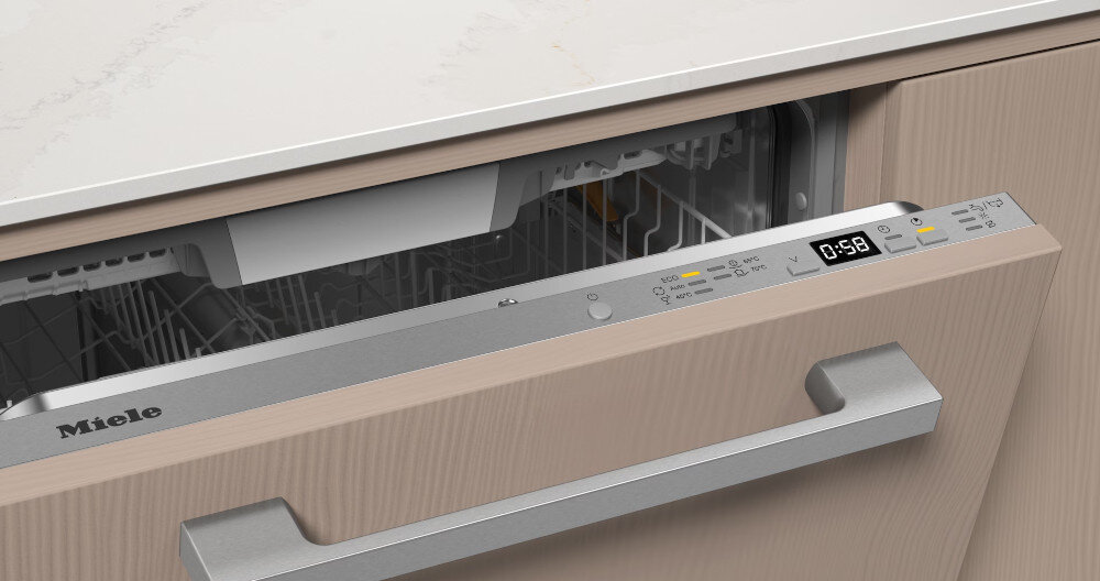 Zmywarka MIELE G 5450 SCVi zdjęcie lifestyle uchylone otwarte drzwi panel sterowania programy uchwyt AutoOpen płukanie świeża woda higiena czystość końcowe płukanie usuwanie resztek detergentów bez osadu
