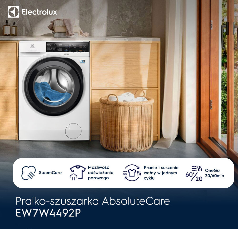 Pralko-suszarka Electrolux umieszczona w drewnianej zabudowie, obok kosz z praniem. Na dole widoczny tekst: \'Pralko-suszarka AbsoluteCare EW7W4492P\'.