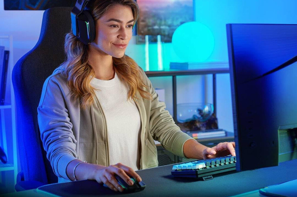 Procesor INTEL Core Ultra 9-285K Kobieta w słuchawkach siedząca przy biurku przed monitorem i trzymająca rękę na myszce podczas gry, proces technologiczny, współczynnik TDP, zużycie energii