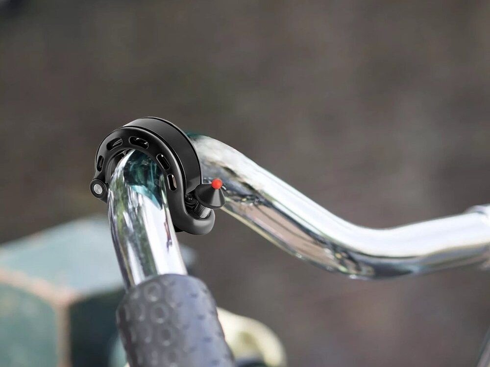 Dzwonek rowerowy ROCKBROS 34210028001 Czarny, Ergonomiczna, kształt, dopasowanie, funkcjonalność, Dzwonek zamontowany na srebrnej kierownicy roweru.