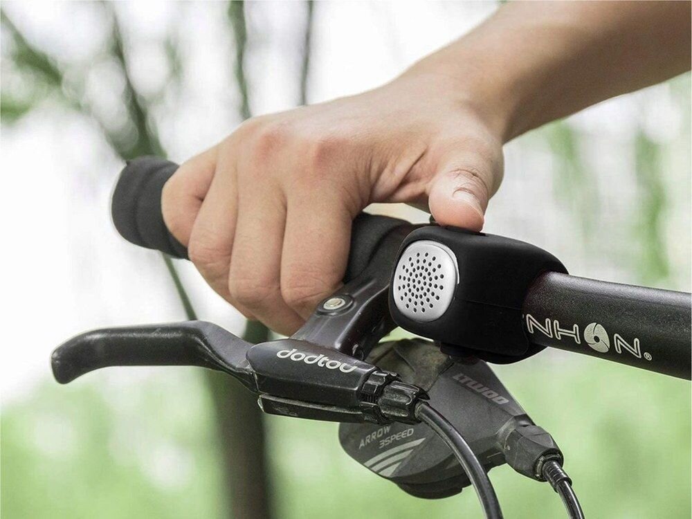 Dzwonek rowerowy ROCKBROS CB1709BK Czarny, ergonomia, przycisk, obsługa, wygoda, Zbliżenie na dzwonek zamocowany obok manetki biegów.