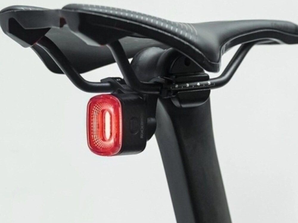Lampka rowerowa ROCKBROS Q2S, 1000 lm, jasność, widoczność, kontrola, Czerwona lampka zamontowana pod siodełkiem roweru.