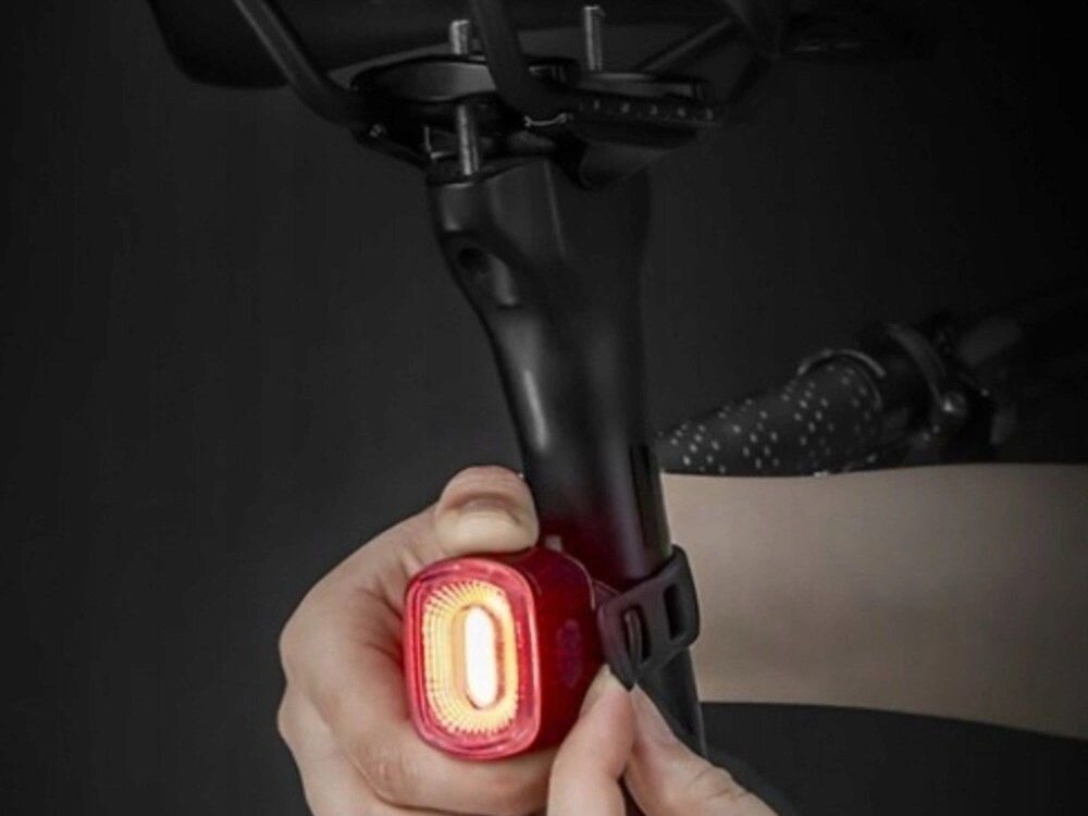 Lampka rowerowa ROCKBROS Q2S, USB, akumulator, wodoodporność, trwałość, Ręczne mocowanie lampki rowerowej na sztycy.