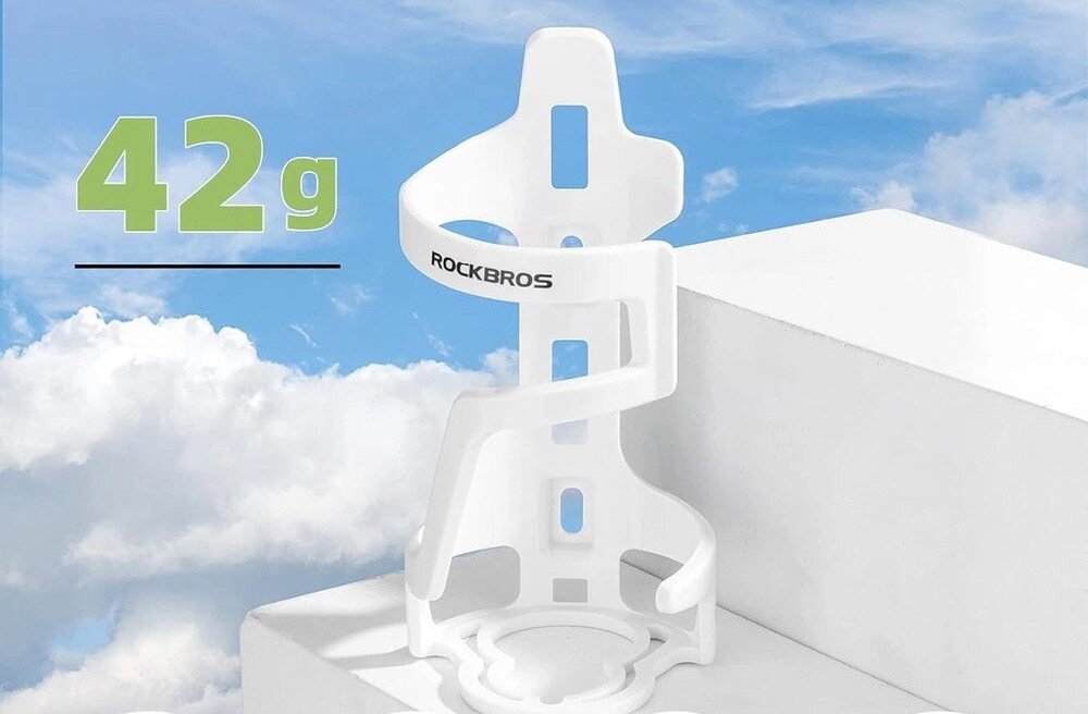 Koszyk na bidon ROCKBROS 31210012002 Biały uchwyt na bidon Rockbros na białym sześcianie na tle błękitnego nieba z napisem 42g podkreślającym wagę produktu.