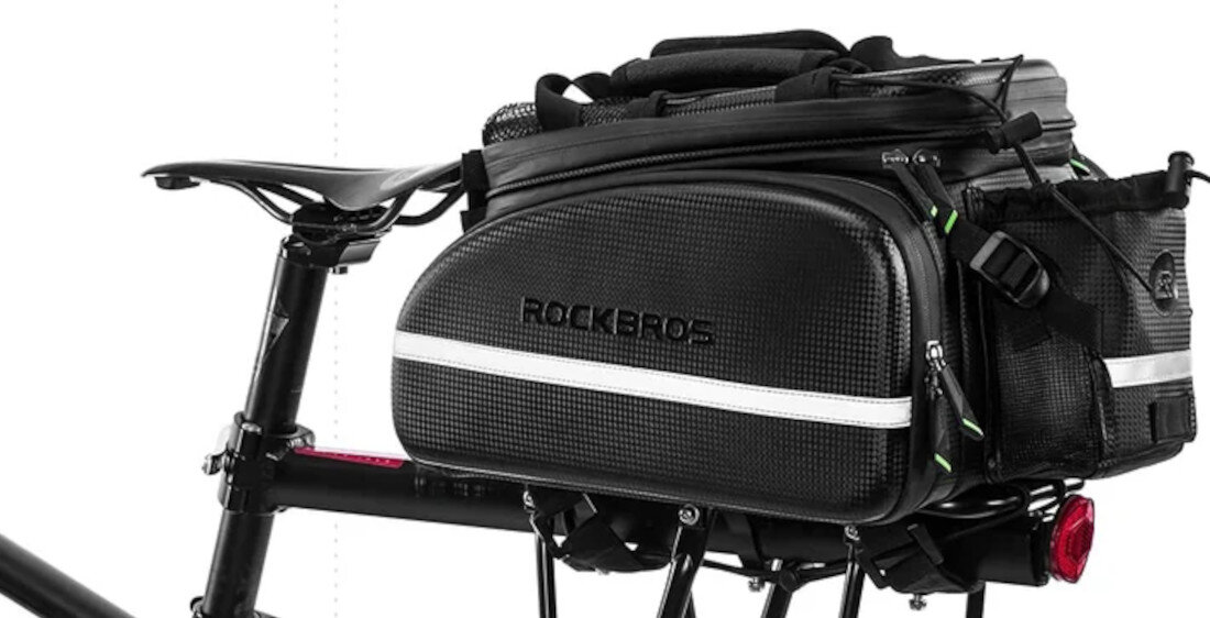 Torba rowerowa na bagażnik ROCKBROS A6-03BK zdjęcie lifestyle  Widoczność po zmroku Elementy odblaskowe widoczność rowerzysty w świetle reflektorów