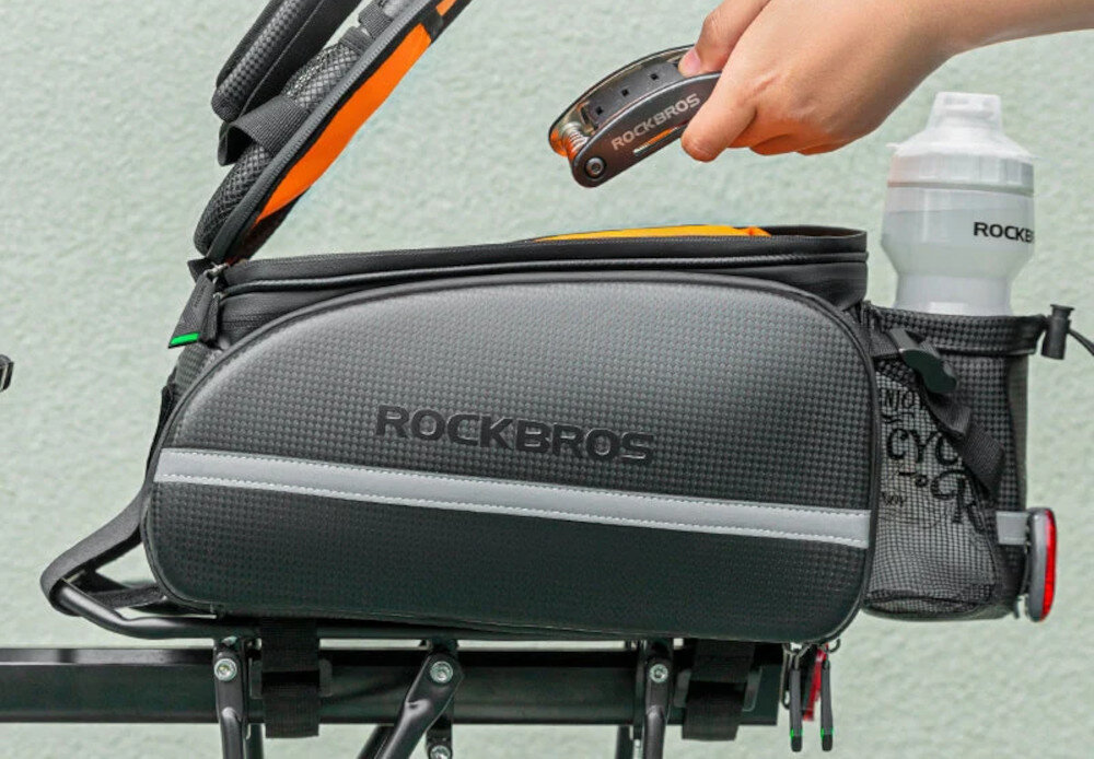 Torba rowerowa na bagażnik ROCKBROS A6-6 Czarny zdjęcie lifestyle Od 10 do 35 litrów pojemność