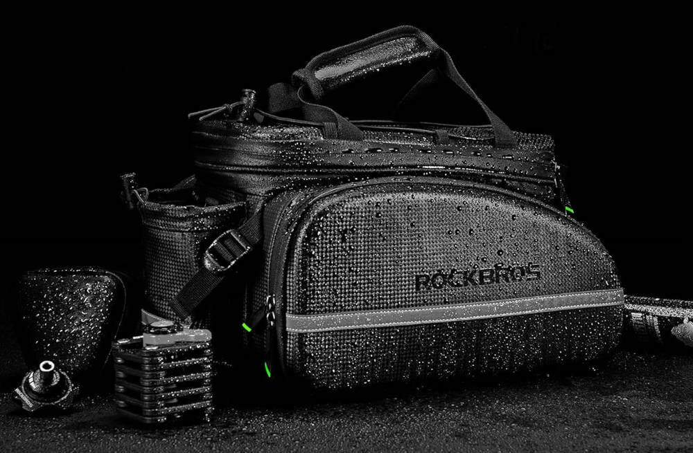 Torba rowerowa na bagażnik ROCKBROS A6-6 Czarny zdjęcie lifestyle Wzmocniona konstrukcja Połączenie tworzywa EVA i nylonu  Wzmocniona obudowa z fakturą inspirowaną włóknem węglowym