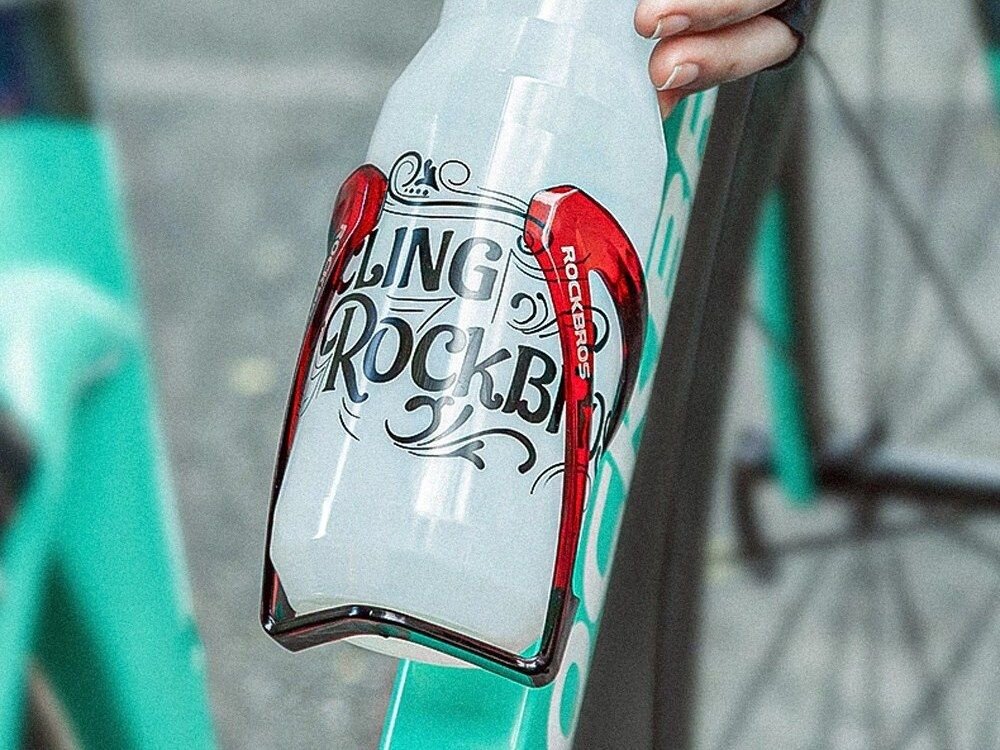 Koszyk na bidon ROCKBROS FK338 Czarno-czerwony, Design, kolorystyka, estetyka, uniwersalność, Bidon w czarno-czerwonym koszyku na ramie roweru.