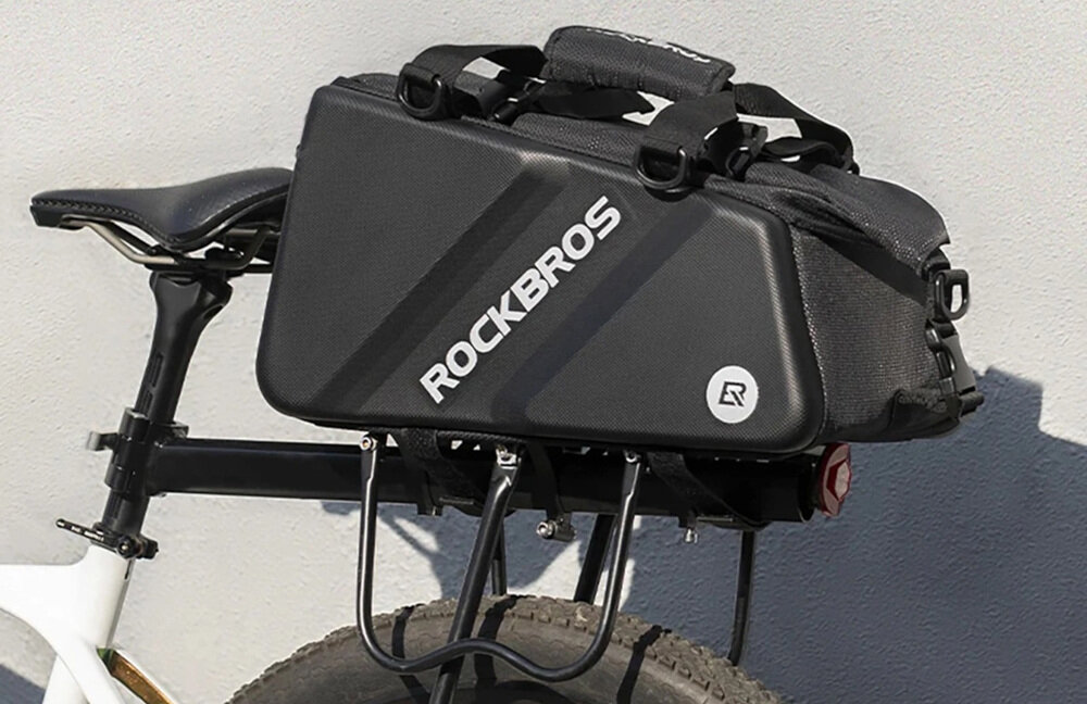 Torba rowerowa na bagażnik ROCKBROS 30140090001 zdjęcie lifestyle Elastyczne zamknięcie Rolowane zamknięcie
