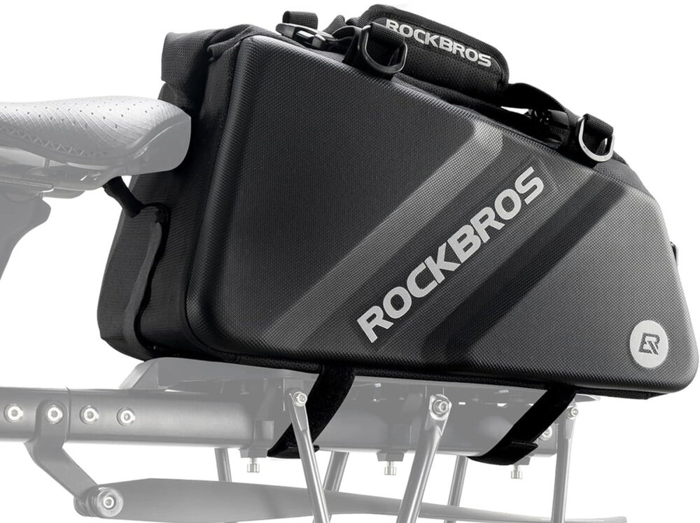 Torba rowerowa na bagażnik ROCKBROS 30140090001 zdjęcie lifestyle widoczność po zmroku Elementy odblaskowe odpowiednia widoczność dla bezpieczeństwa na drodze