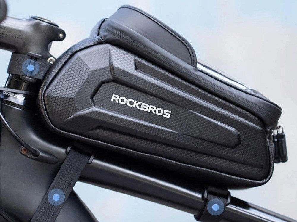 Czarna torba rowerowa zamontowana na ramie roweru z widocznym napisem \'ROCKBROS\'. Torba ma teksturowaną powierzchnię i jest przymocowana za pomocą pasków.