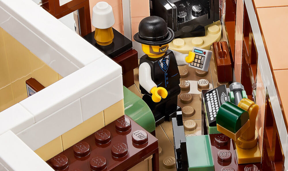 LEGO 10297 ICONS Вестибюль бутик-готелю Тераса Сходи Прилегла художня галерея Деталі Лампи Стільці Картини на стінах