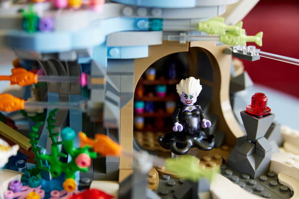 LEGO 43225 Disney Królewska muszla Małej Syrenki trzy strefy skała tronowa króla Trytona kryjówka Ariel mroczna i tajemnicza jaskinia Urszuli bogate detale