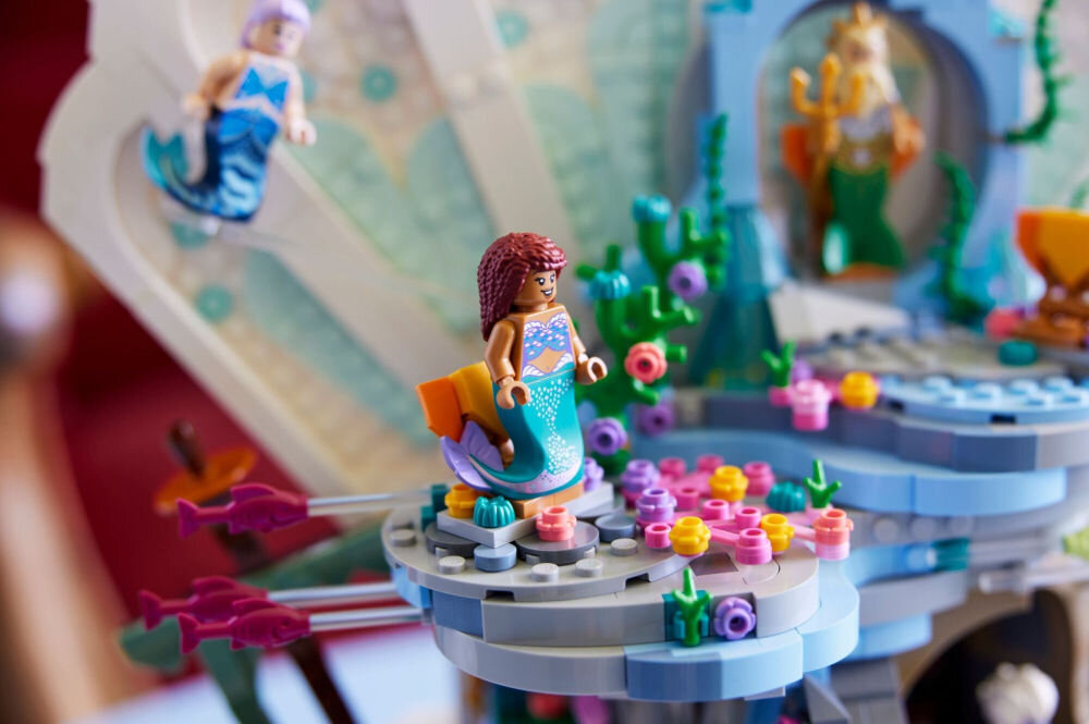 LEGO 43225 Disney Królewska muszla Małej Syrenki starannie zaprojektowane elementy kolorowe koralowce błyszczące muszle,
skrzynie ze skarbami i magiczne rekwizyty