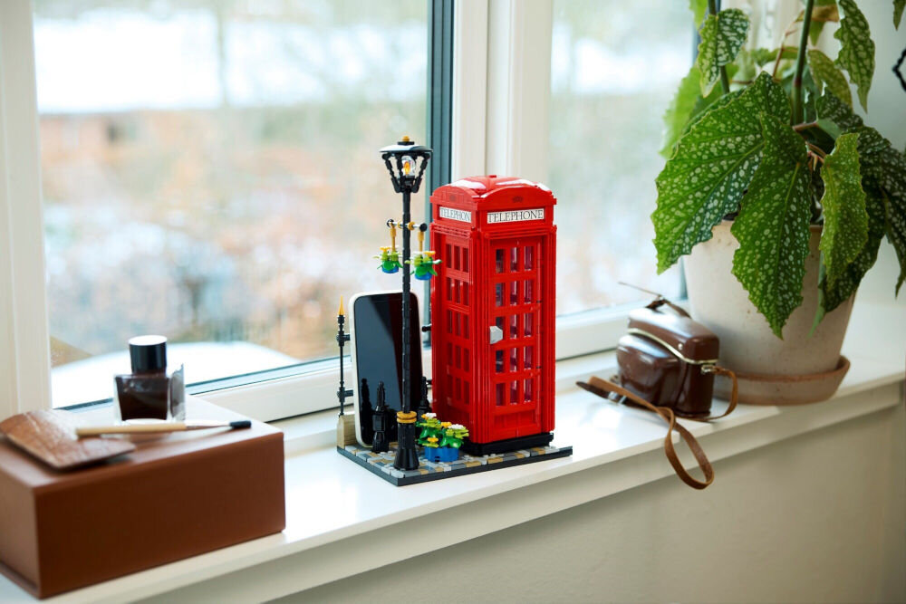 LEGO 21347 IDEAS Czerwona londyńska budka telefoniczna dla miłośników historii, podróży i oryginalnych dekoracji kultowa czerwona budka telefoniczna