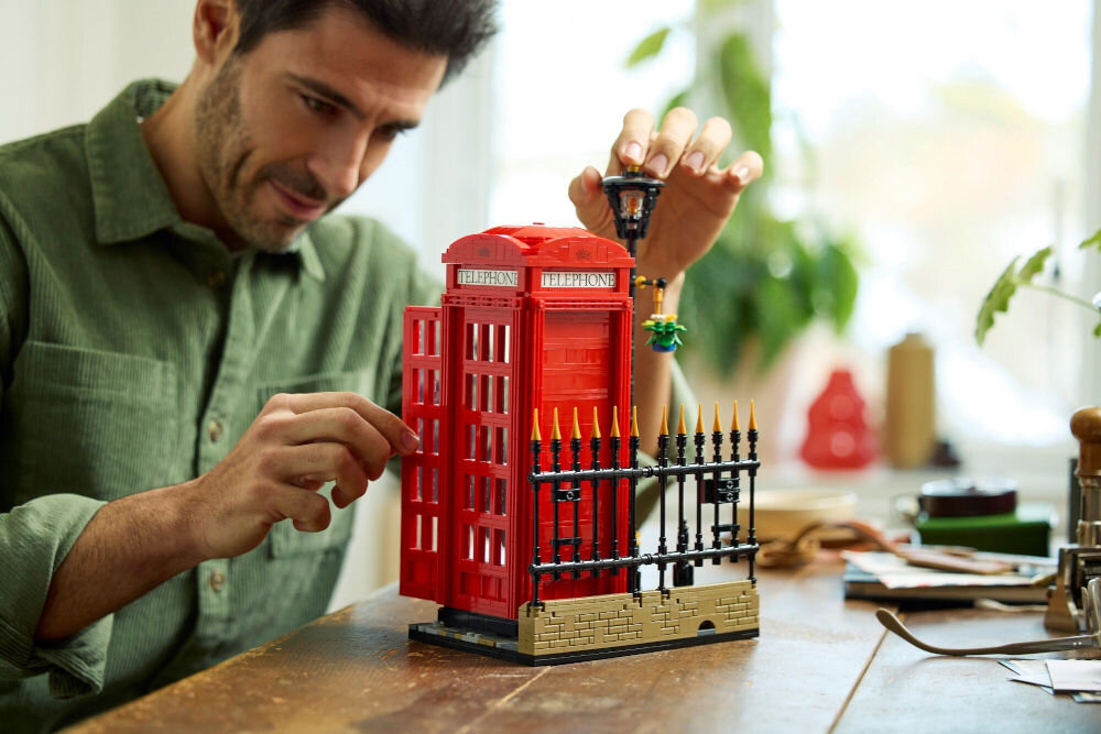 LEGO 21347 IDEAS Czerwona londyńska budka telefoniczna poczuj atmosferę klasycznego Londynu charakterystyczny
klimat brytyjskiej stolicy budka telefoniczna, brukowana uliczka i latarnia