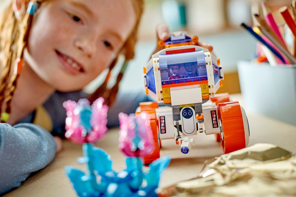 LEGO 42602 Friends Kosmiczny łazik badawczy pełen detali pojazd z laboratorium, kamerą i skuterem ruchomymi elementami obracające
się koła funkcjonalny schowek