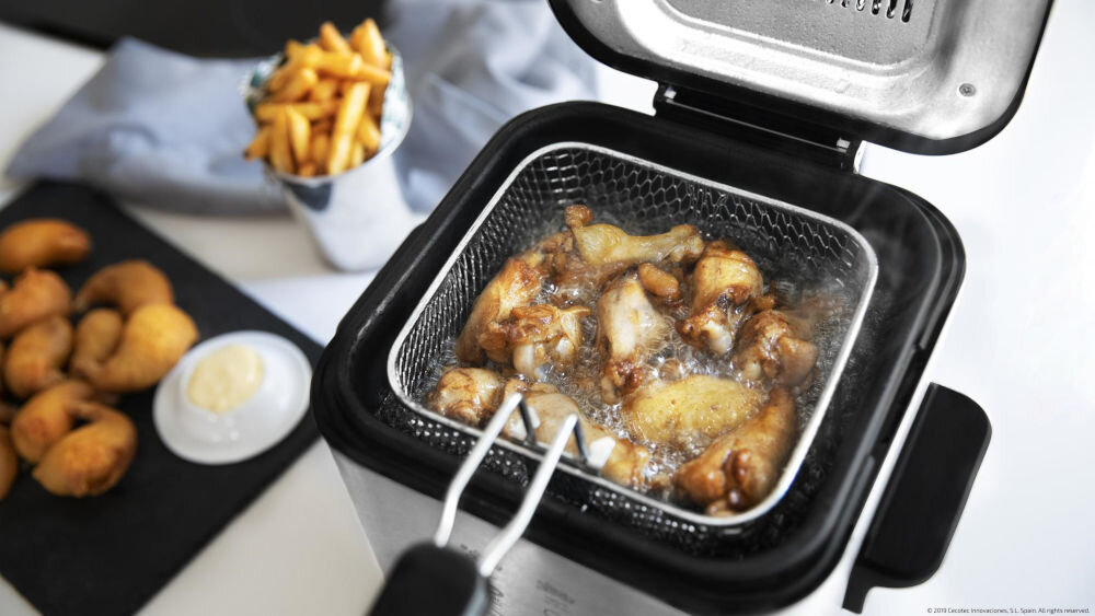 Frytownica CECOTEC CleanfrY Infinity 1500 niewielki rozmiar 25,6 x 29,6 x 26,2 cm do 1,5 litra oleju szybkie dania frytki churros krążki cebulowe nieduże wymiary stal nierdzewna wpasowuje się w każda kuchnię wygodne rozwiązanie praktyczny stylowy sprzęt 