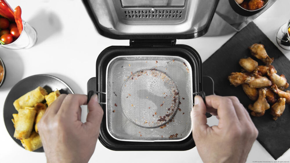 Frytownica CECOTEC CleanfrY Infinity 1500 filtr oleju OilCleaner łatwy wyciągnięcie i czyszczenie olej dłuzej zachowuje swoje właściwości utrzymanie higieny urządzenia 