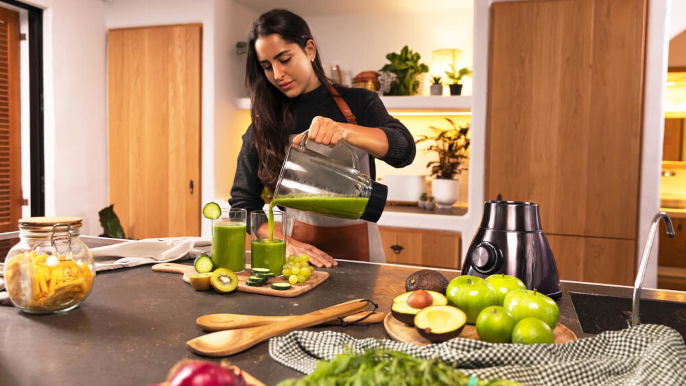Blender kielichowy CECOTEC Power Black Titanium 1800 Go kielich o pojemności 1,8 l większe ilości napojów hartowane szkło odporny na zarysowania ergonomiczny kształt zwiększony komfort użytkowania koktajle soki