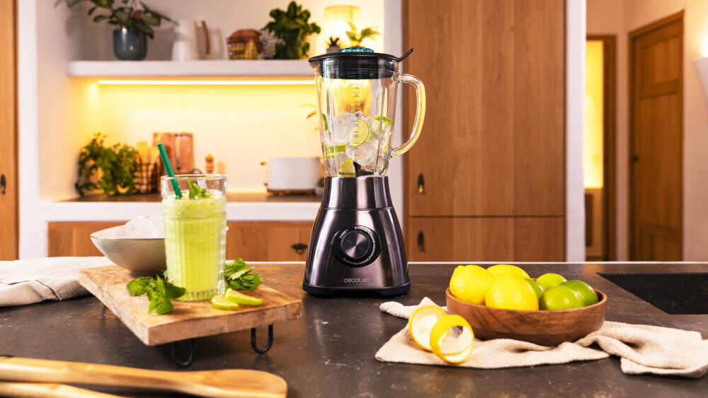 Blender kielichowy CECOTEC Power Black Titanium 1800 Go funkcja turbo maksymalna moc przez krótki czas skuteczne rozdrabnianie praca z lodem i twardymi warzywami gładka konsystencja napojów aksamitnie i równomiernie zmiksowane składniki