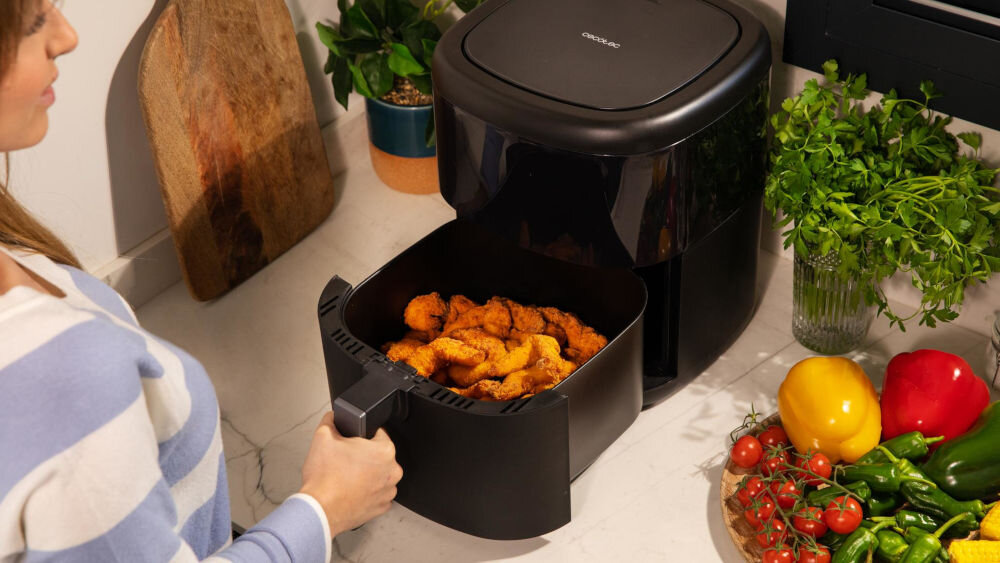 Frytkownica beztłuszczowa CECOTEC Cecofry Bombastik 6000 Air Fryer pojemnośc 6 litrów większe porcje jedzenia jeden cykl rodzinne obiady większe spotkania gotowanie kilku porcji jednocześnie oszczędność czasu i energii 
