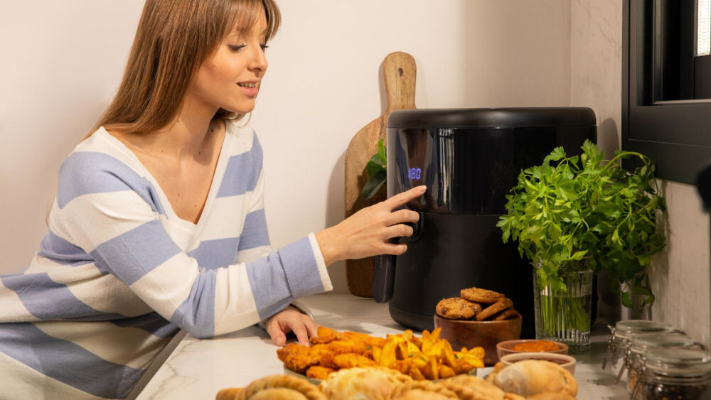 Frytkownica beztłuszczowa CECOTEC Cecofry Bombastik 6000 Air Fryer wyświetlacz intuicyjna obsługa panel dotykowy szybkie precyzyjne ustawienie trybów kilka dotknięć oszczędnośc czasu dla mniej doświadczonych 