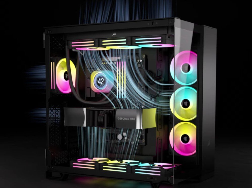 Obudowa CORSAIR 6500X Biały RGB Spojrzenie z góry na wnętrze białej obudowy, prezentujące zamontowaną płytę główną z systemem chłodzenia cieczą i podświetlanymi komponentami
