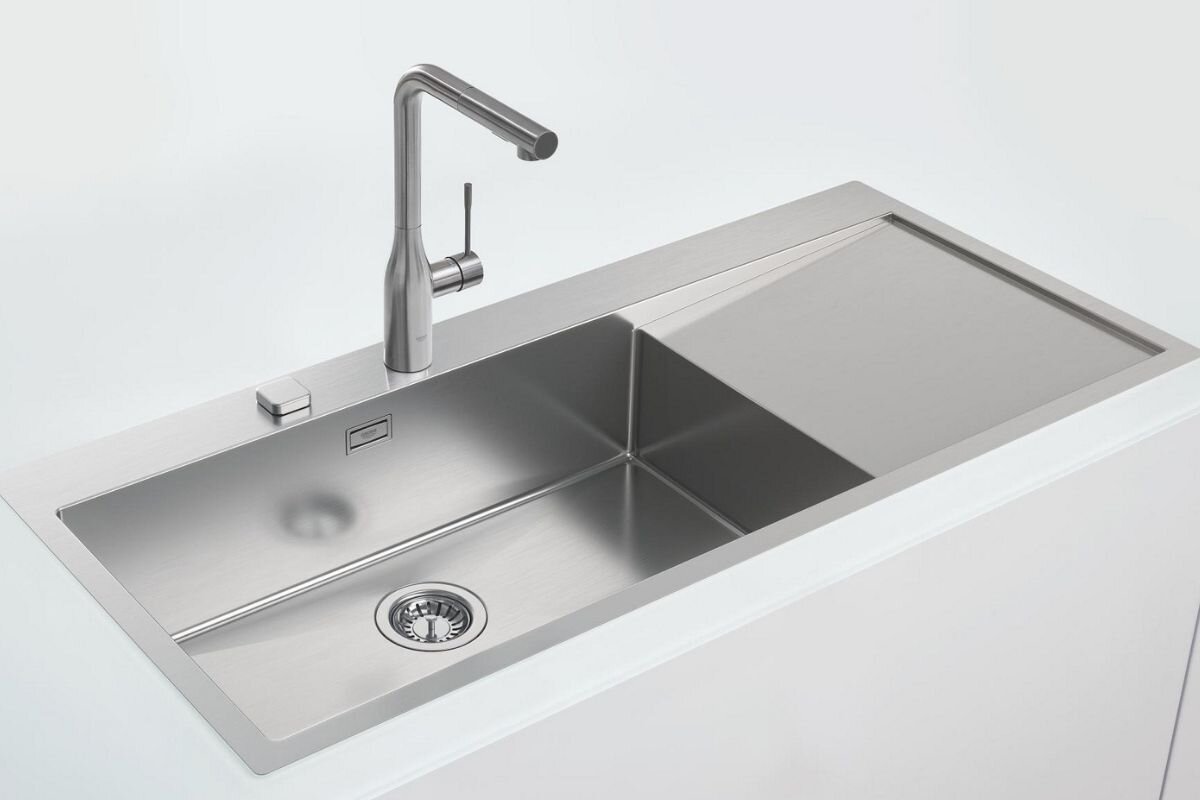 BATERIA KUCHENNA GROHE ESSENCE 30270DC0 STAL SZCZOTKOWANA Stalowy zlew z dużą komorą i ociekaczem, wyposażony w wysoką baterię kuchenną o eleganckim, minimalistycznym designie elegancki design wysoka wylewka smukły korpus wykończenie aranżacja