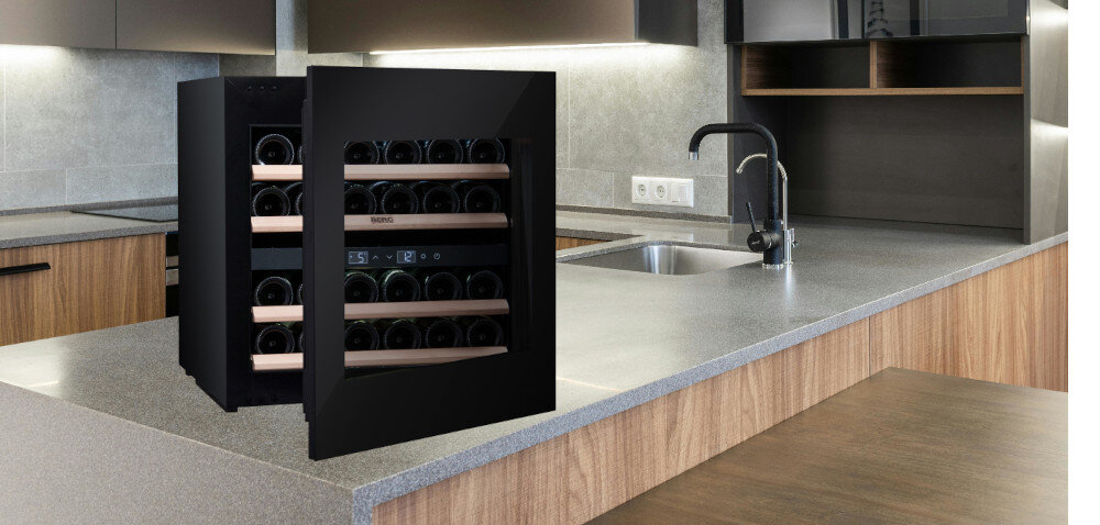 Chłodziarka do wina BERG BRGSW24 Zawiasy K-Hinge płynne i precyzyjne otwieranie Regulacja temperatury dostosowanie warunków białe czerwone wino od 5 do 20°C ochrona promienie UV światło LED widoczne wnętrze jasność Dwustrefowe przechowywanie ustawienia różne temperatury białe czerwone wino