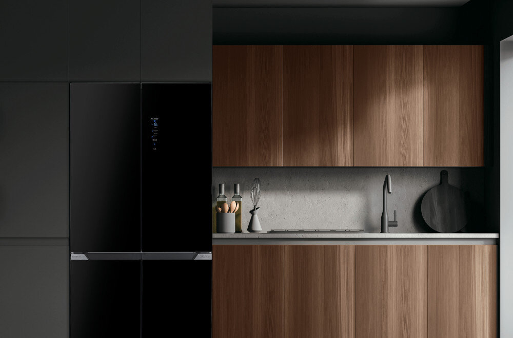 Lodówka BERG CZW190NBG03 Lodówka BERG w stylowej kuchni, widok całościowy – w zabudowie kuchennej, fronty w kolorze grafitowym slot-in zabudowa kuchni drzwi licujące fronty mebli lodówka do zabudowy estetyczna funkcjonalna