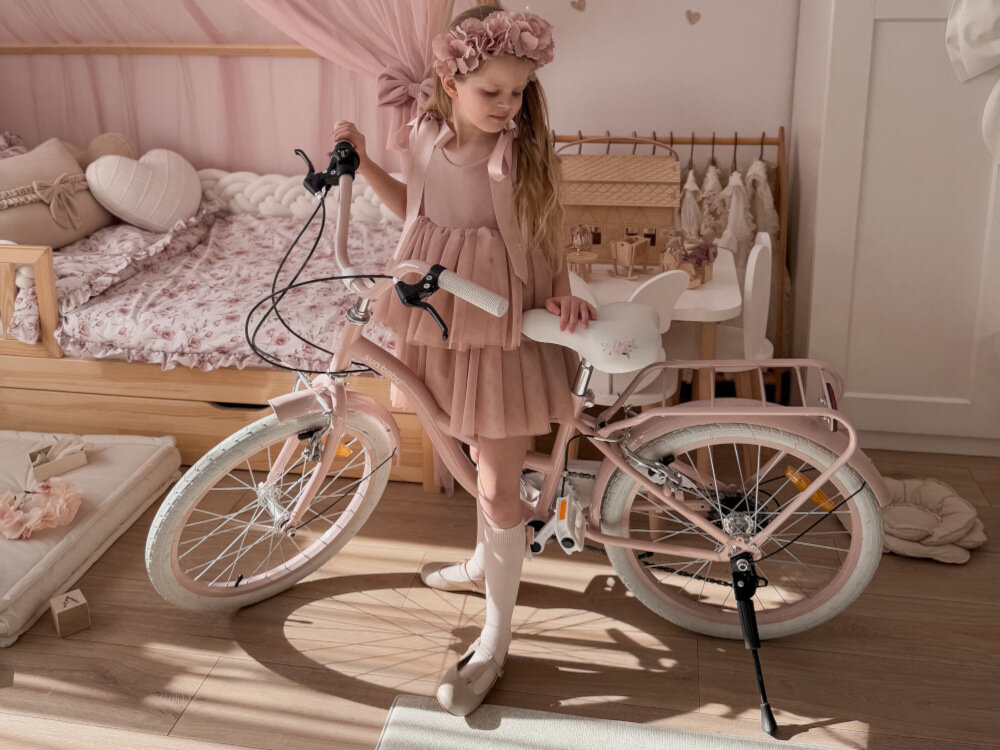Rower dziecięcy SUN BABY Flower bike 20 cali dla dziewczynki Różowy pokój rower stoi oparty o stopkę dziewczynka stoi obok roweru dla dzieci w wieku od 6 do 10 lat trwałość wytrzymałość mocna konstrukcja