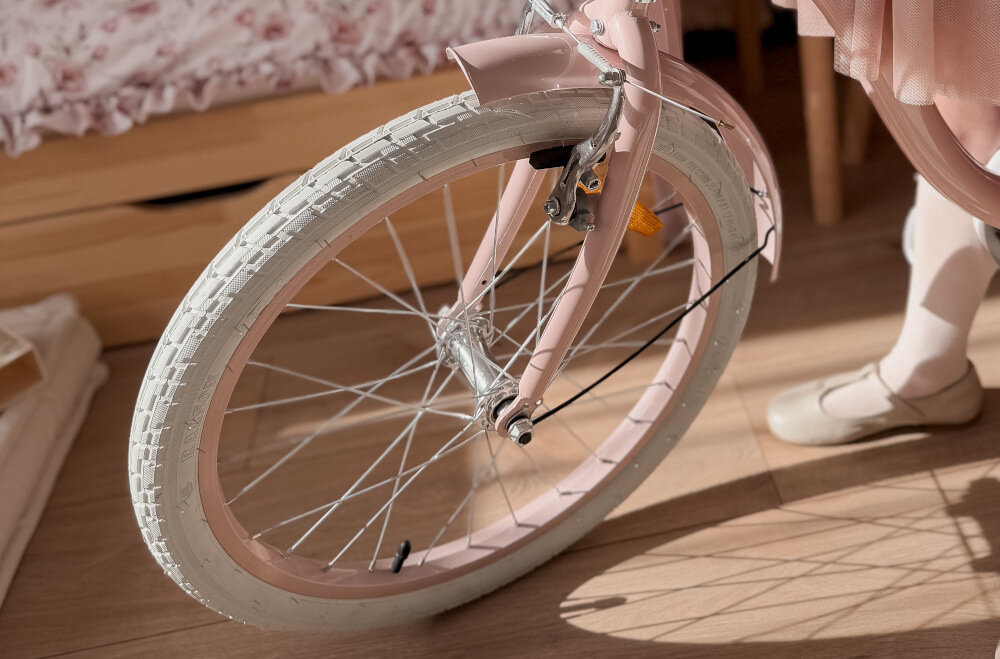Rower dziecięcy SUN BABY Flower bike 20 cali dla dziewczynki Różowy pokój zbliżenie na przednią oponę z boku 20-calowe koła szeroki opony marki RALSON aluminiowe obręcze stabilne trzymanie opony bezpieczna jazda regularne sprawdzanie ciśnienia powietrza wartość na bocznej części opony