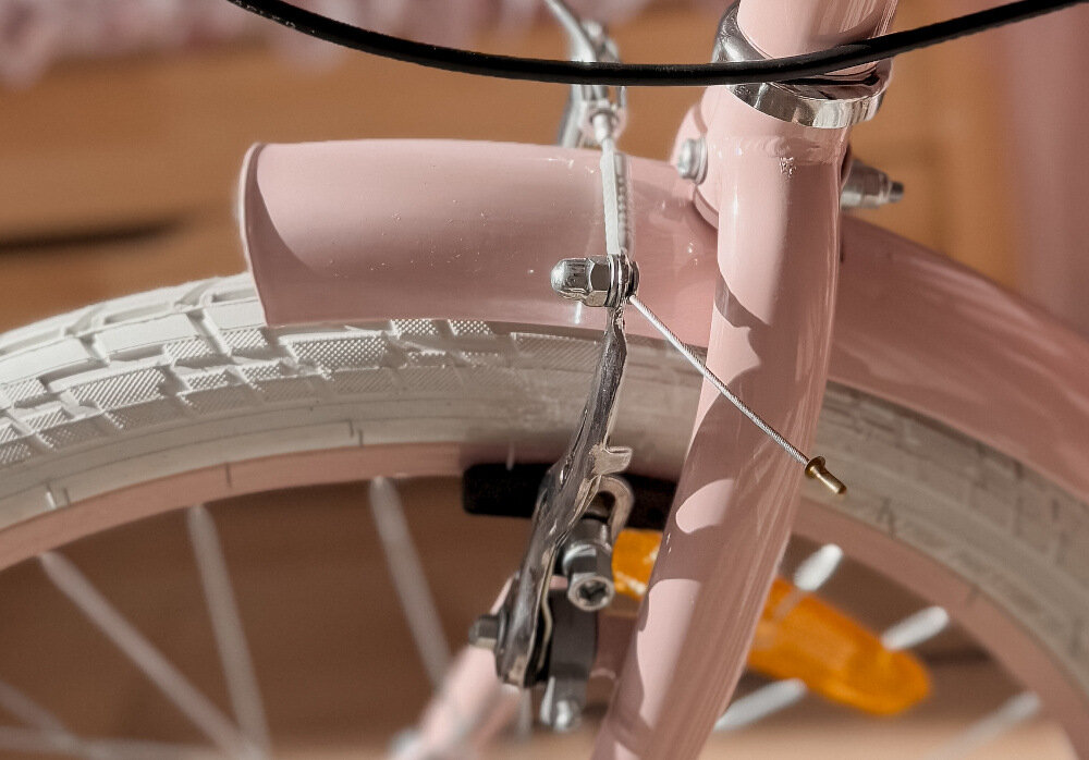 Rower dziecięcy SUN BABY Flower bike 20 cali dla dziewczynki Różowy pokój zbliżenie na przedni hamulec podstawa bezpieczeństwa hamulce V-Brake lekkie duża siła hamowania hamulce z przodu i z tyłu podwójny pakiet bezpieczeństwa dźwignie umieszczone na manetkach