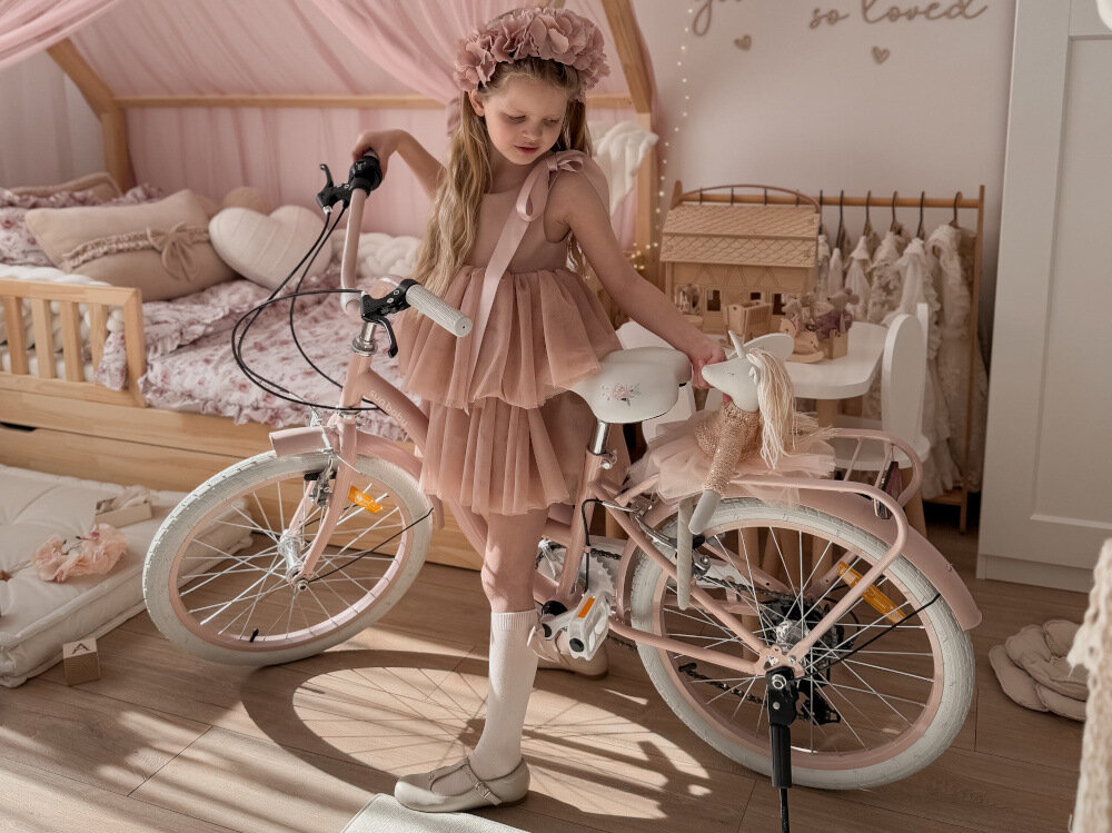 Rower dziecięcy SUN BABY Flower bike 20 cali dla dziewczynki Różowy pokój rower stoi oparty o stopkę dziewczynka stoi obok roweru bezpieczna satysfakcjonująca aktywność wygodne siodełko regulacja w zakresie od 54 do 62 cm