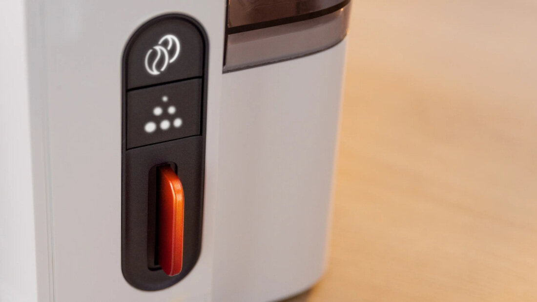 Ekspres BOSCH MyMoment TKA3M131 Biały Podświetlany włącznik wygoda użytkowanie korzystanie