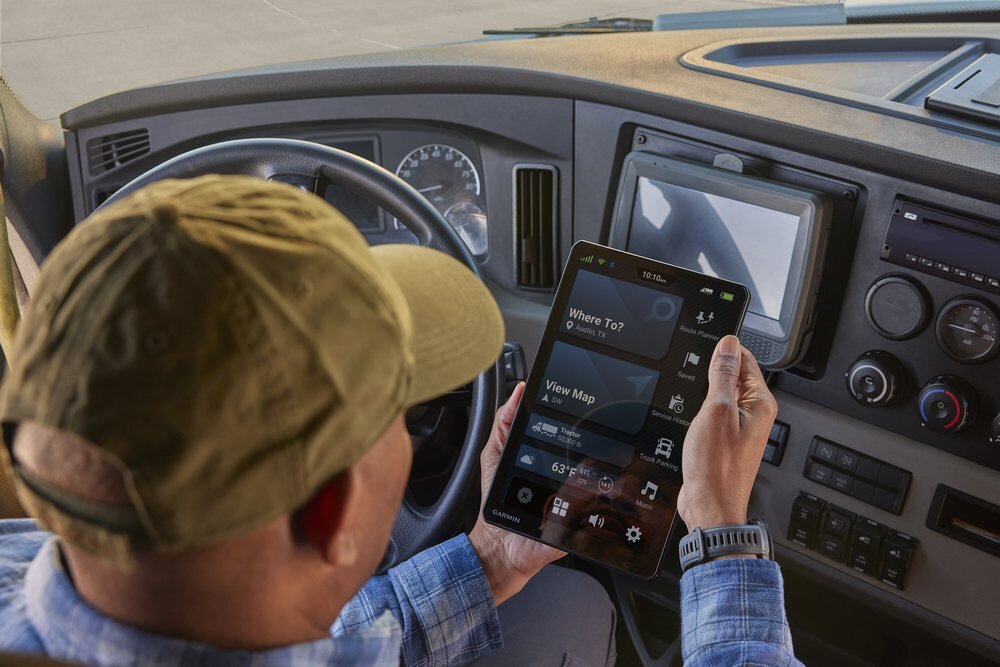 Nawigacja do ciężarówki GARMIN Dezl LGV720 w rękach kierowcy