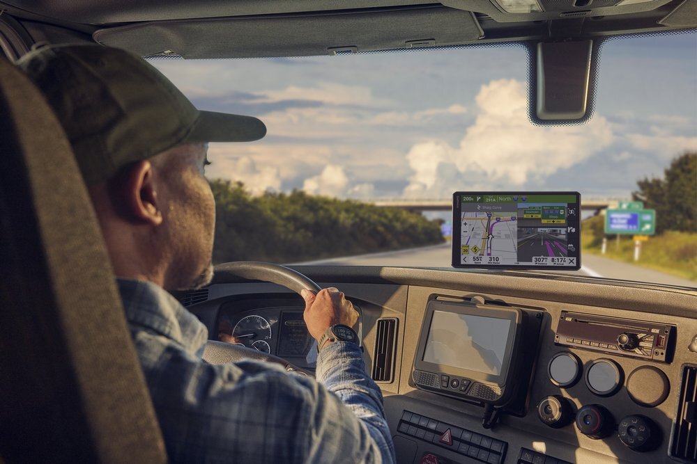 Nawigacja do ciężarówki GARMIN Dezl LGV820 w trasie