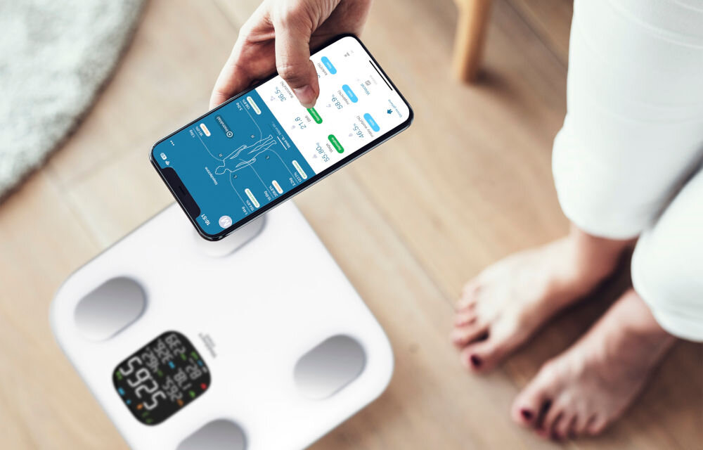 Waga WEBBER IF2825A zintegrowany moduł Bluetooth 5.0 płynna synchronizacja z aplikacjami Apple Health Google Fit Fitbit Moving life śledzenie postępów w jednym miejscu dedykowana aplikacja Moving Life Android iOS ustawienie celów rejestracja pomiarów zarządzanie profilami wielu użytkowników tryb gościa anonimowe korzystanie z wagi dla całej rodziny